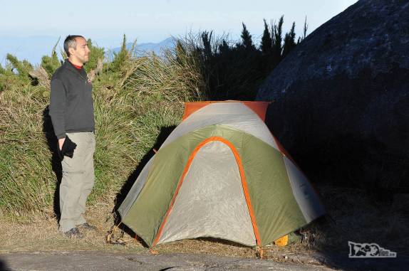 Esquentando-se com o sol da manhã antes de desarmar a barraca, ao lado do Castelo do Açu, no Parque Nacional da Serra dos Órgãos, no Rio de Janeiro